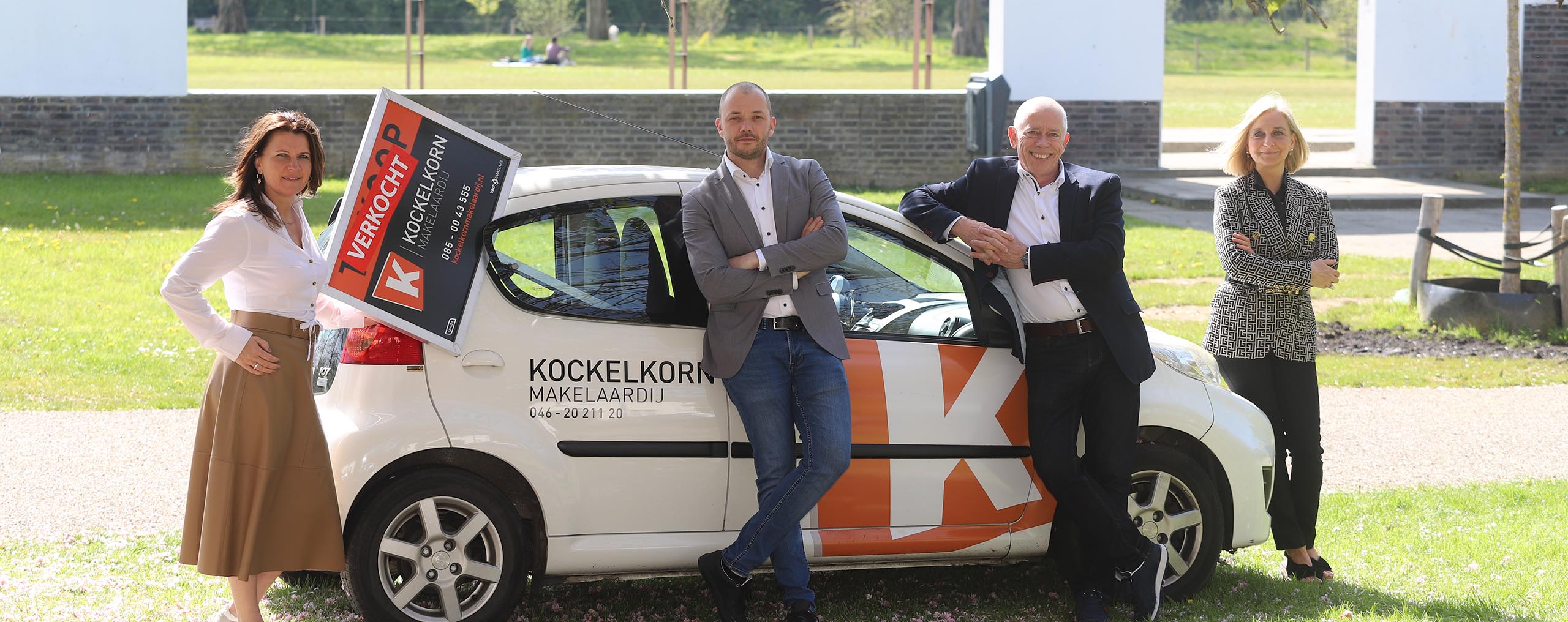 Kockelkorn Makelaardij personeel in park met auto